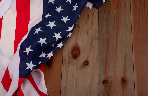 Bandera de los Estados Unidos de América sobre fondo de madera
.  - Foto, imagen