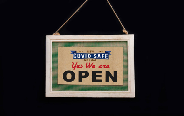 Wir sind ein offenes Schild hängen an der Ladenfront nach covid-19 Lockdown. - Foto, Bild