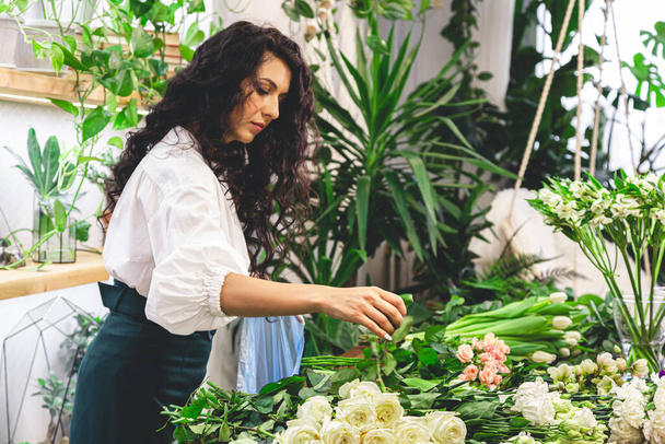 Attraktive junge Floristin arbeitet in einem Blumenladen. - Foto, Bild