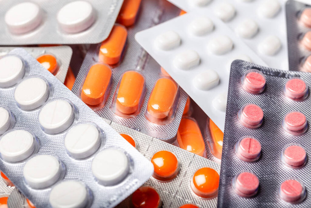 Heap de cápsula redonda colorida em pílulas stick, fundo
 - Foto, Imagem