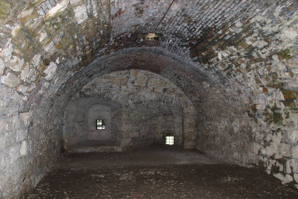 passagem secreta escura antiga de um castelo na Itália
 - Foto, Imagem
