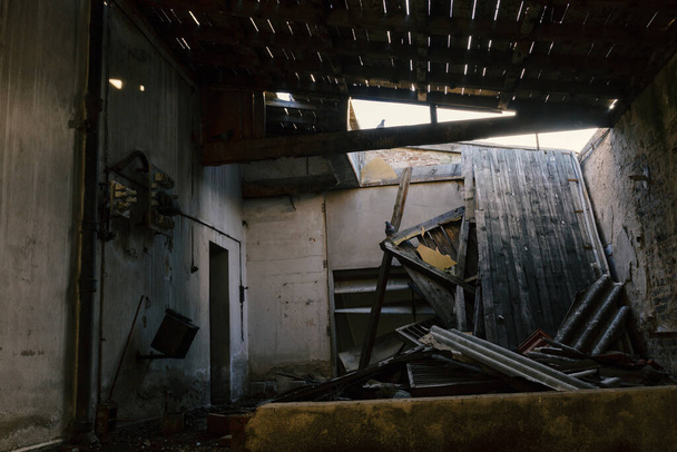 Вид зі зруйнованої та покинутої будівлі
 - Фото, зображення