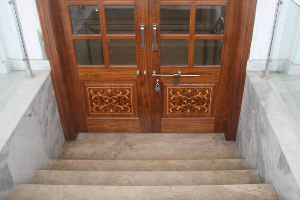 wooden door with entrance doors, corridor - Foto, immagini