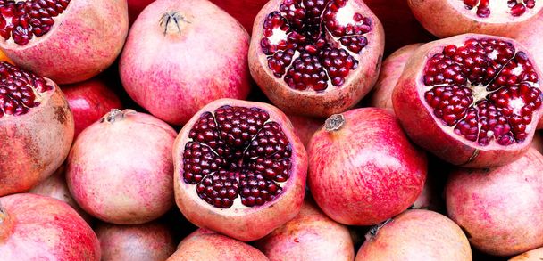Juicy pomegranates at market, background - Foto, imagen