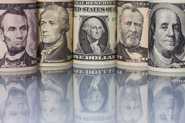 ΗΠΑ Δολάριο τραπεζογραμματίων στο τραπέζι γυαλί - Φωτογραφία, εικόνα
