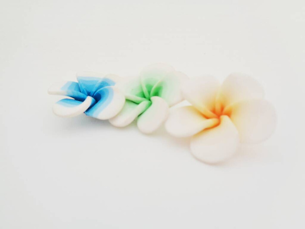 Keinotekoinen kukka veneen valkoinen tausta - Valokuva, kuva