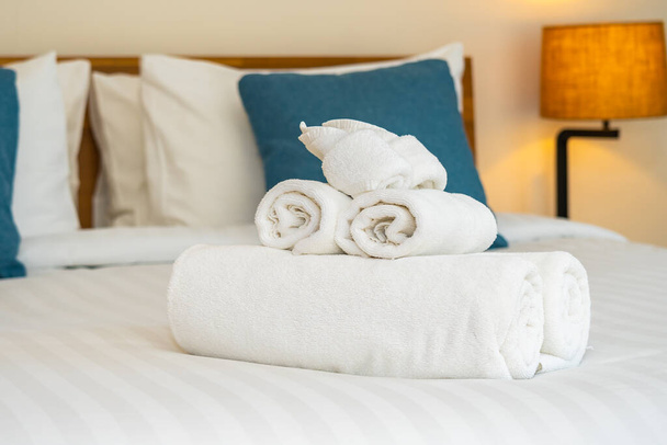 Білий чистий рушник для ванни на ліжку прикраса інтер'єру спальні
 - Фото, зображення