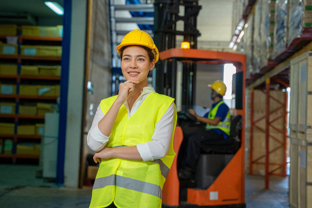 Ingénieur femmes travaillant dans un grand entrepôt, Grossiste, Logistique, Personnel et concept d'exportation. - Photo, image