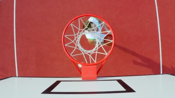 Drone tiro de un chico practica sus movimientos de baloncesto y puntajes, 4k
 - Metraje, vídeo