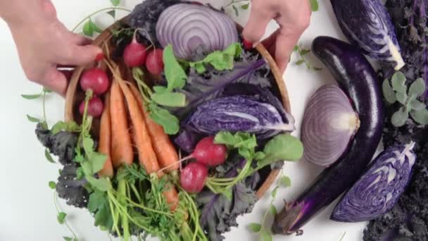 Servírování zdravé zeleninové misky na bílém pozadí - Záběry, video