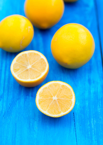 Verse citroenen op houten ondergrond - Foto, afbeelding