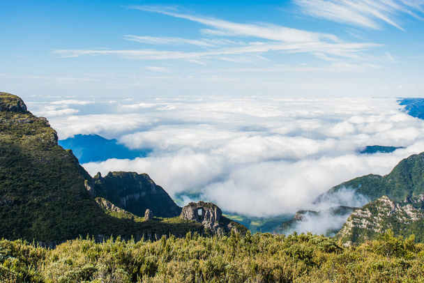 Гора церкви, каменный пронзительный памятник природы, Серра-Джерал, Санта-Катарина Бразилия, самое высокое населенное место на юге Бразилии с 1822 метров над уровнем моря
 - Фото, изображение