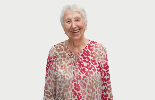 El retrato de una alegre mujer mayor sonriente sobre el fondo del estudio - Foto, Imagen