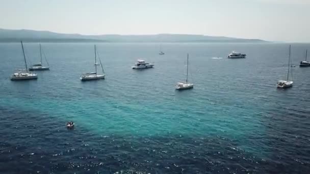 Létání nad zakotveným plachetnicí v Jaderském moři u pobřeží ostrova Brač, Chorvatsko - Záběry, video