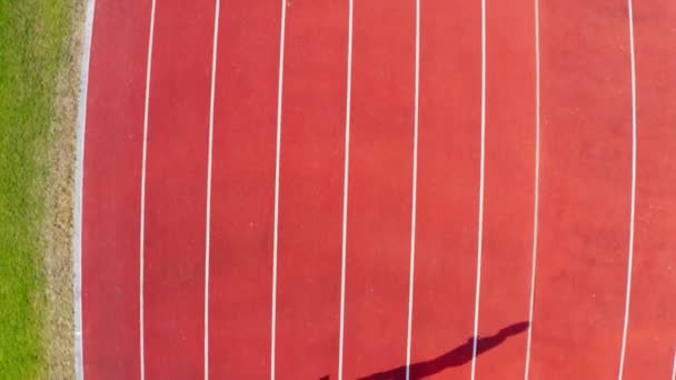 Вид зверху спортсмена, що біжить на стадіоні, 4k
 - Кадри, відео