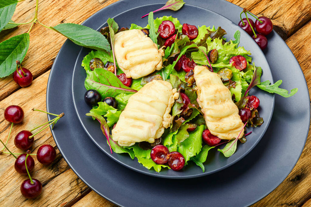 Kesäsalaatti lehtisalaattia, paistettua halumi-juustoa ja kirsikkamarjoja - Valokuva, kuva