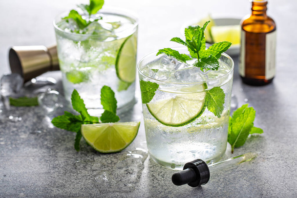 Refreshing summer mojito cocktail - Фото, изображение