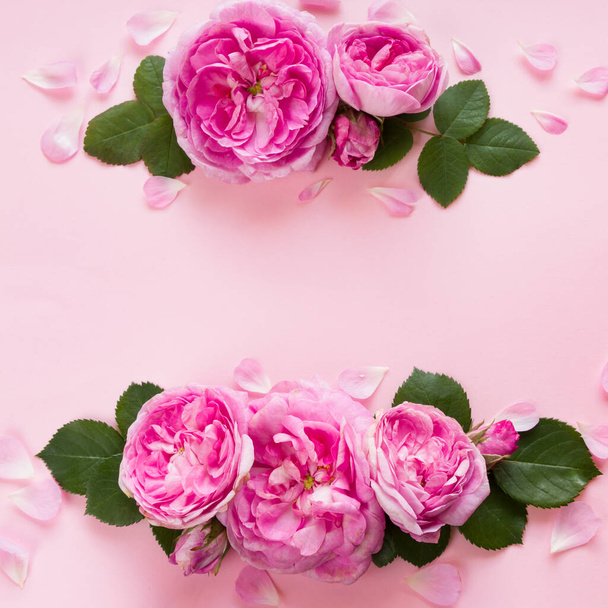 Cartão de saudação, modelo de rosas rosa em estilo flat lay com lugar para o seu texto, fundo rosa
 - Foto, Imagem