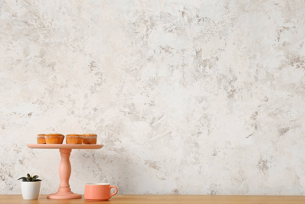 Desszert stand süteményekkel és csészével a konyhapulton - Fotó, kép