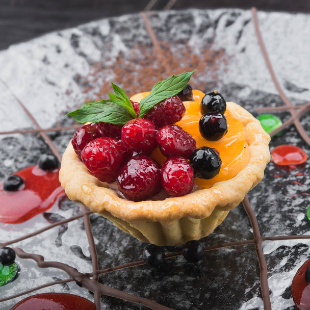 bolo de sobremesa doce com framboesa e fruto de passa de Corinto em um prato
 - Foto, Imagem