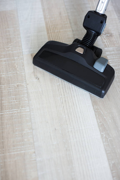 zbliżenie nowoczesnego odkurzacza zamiatanie drewnianej podłogi - Zdjęcie, obraz