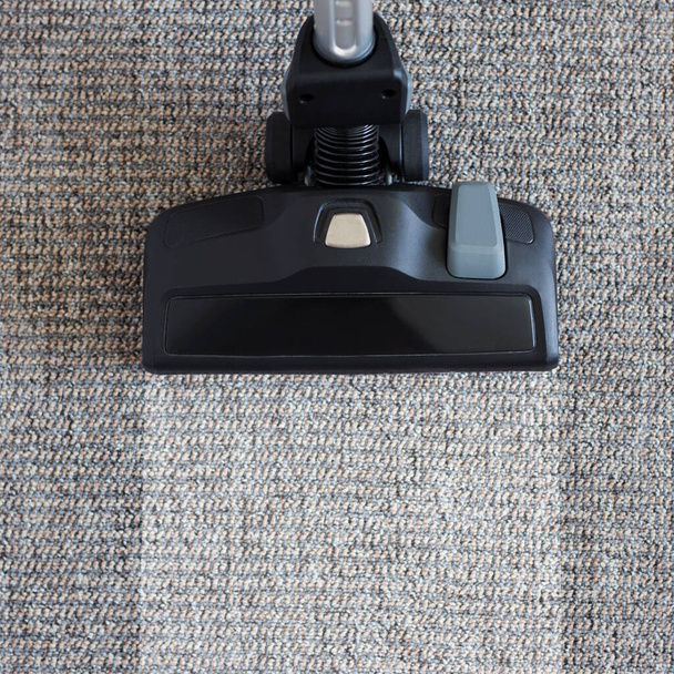 Housekeeping vor und nach dem Konzept - moderner Staubsauger über schmutzigem Teppichboden - Foto, Bild