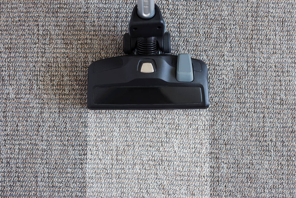 Housekeeping vor und nach dem Konzept - Nahaufnahme von modernem Staubsauger über Teppich - Foto, Bild