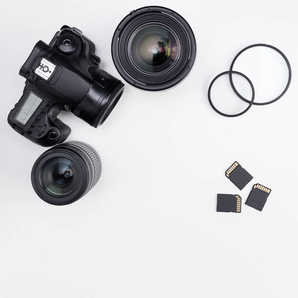 moderni dslr-kamera, linssit, valokuvauslaitteet ja kopiotila valkoisen pöydän taustalla - Valokuva, kuva