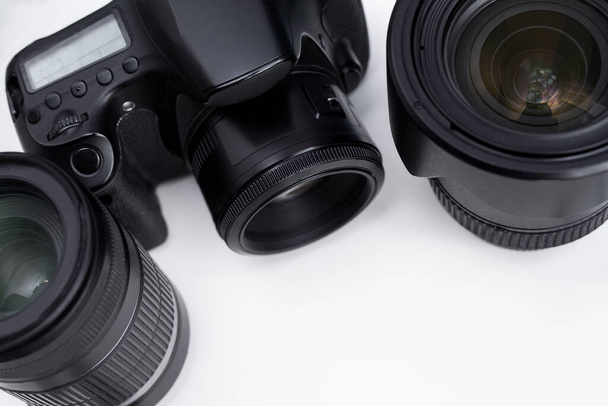close up de dslr câmera e lentes sobre fundo branco
 - Foto, Imagem