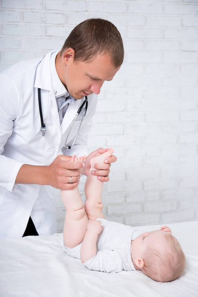 concepto de pediatría pediatra médico que examina a un pequeño paciente bebé en el hospital
 - Foto, imagen
