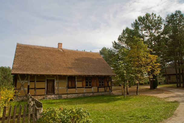 красивый старый деревенский деревянный дом в осенний день в Польше
 - Фото, изображение