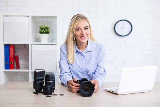 женщина профессиональный фотограф с камерой, компьютером и фотографическим оборудованием
 - Фото, изображение