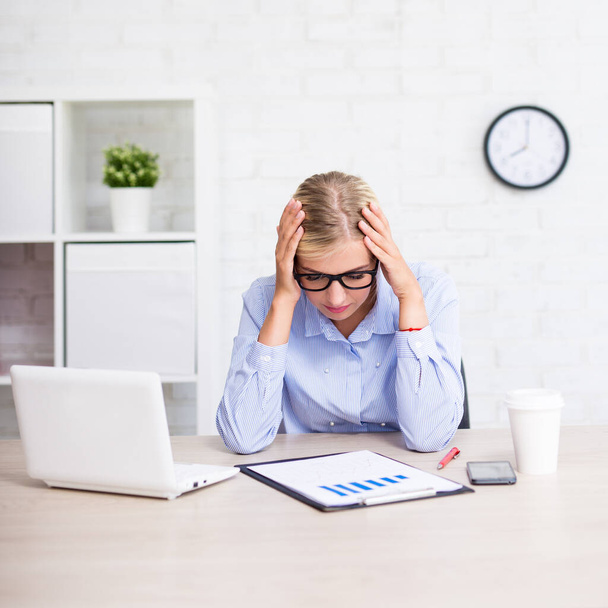 stressed business woman sitting in modern office - Foto, Bild