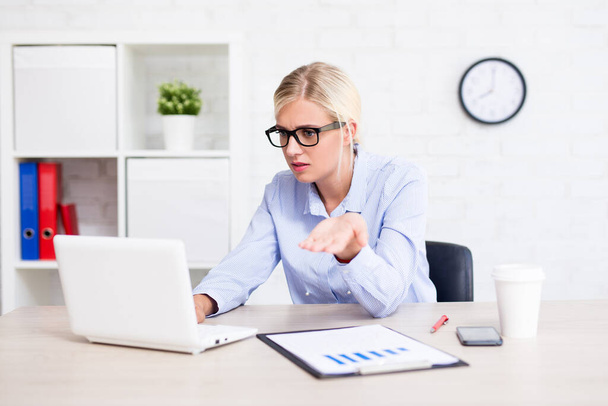 gestresste zakenvrouw zitten in het kantoor met problemen met haar computer - Foto, afbeelding