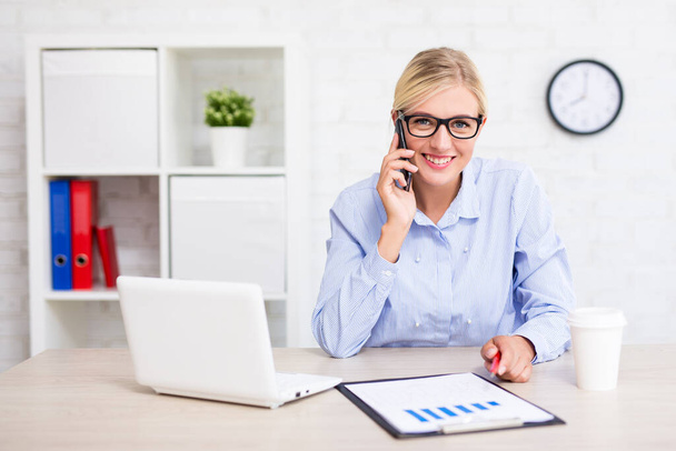 ビジネスマンの概念-現代のオフィスで電話で話す陽気なビジネス女性の肖像画 - 写真・画像