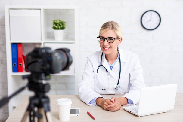 fröhlich schöne Ärztin nimmt Vlog-Video über Medizin und Gesundheitsfürsorge auf - Foto, Bild