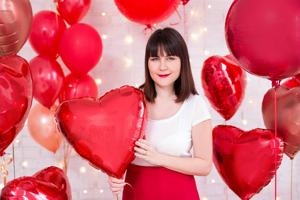 Sevgililer Günü konsepti. Kalp şeklinde balonlarla poz veren güzel bir kadının portresi. - Fotoğraf, Görsel