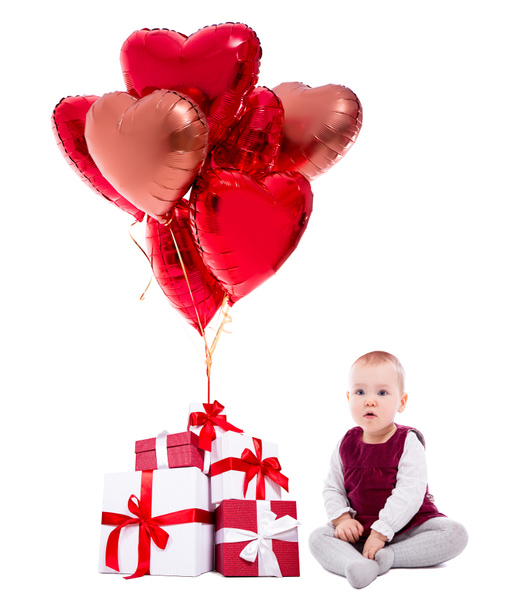 День святого Валентина или день рождения концепции - милая маленькая девочка, подарочные коробки и красные воздушные шары изолированы на белом фоне
 - Фото, изображение