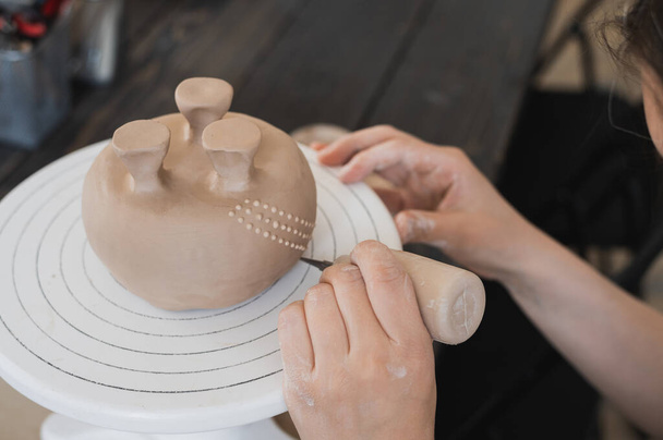 Femme décoration vase en poterie fait main close-up - Photo, image