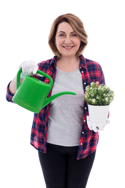 Gülümseyen orta yaşlı kadın bahçıvanın portresi. Saksı bitkisi ve sulama kutusu beyaz arka planda izole edilmiş. - Fotoğraf, Görsel