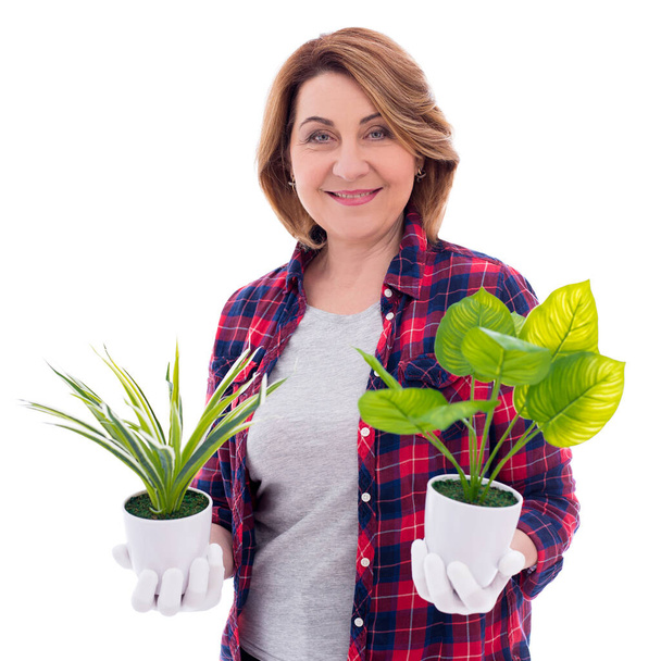 ritratto di felice donna matura giardiniere con piante in vaso isolato su sfondo bianco - Foto, immagini