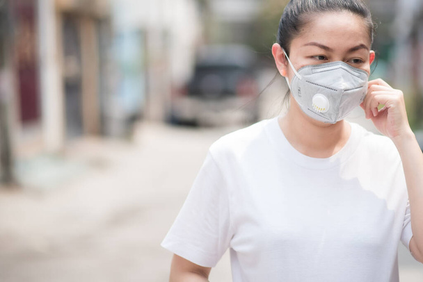 Asian woman wearing a mask To prevent pm 2.5 dust and corona virus, covid 19 - Fotografie, Obrázek