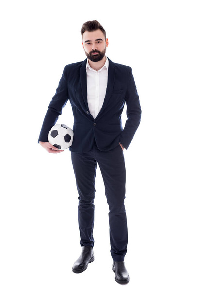 Ganzkörperporträt eines jungen, gutaussehenden, bärtigen Geschäftsmannes mit Fußball auf weißem Hintergrund - Foto, Bild