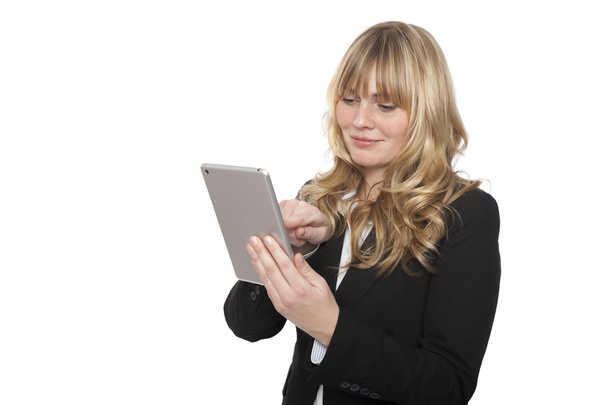 Mujer de negocios surfeando en su tableta PC
 - Foto, Imagen