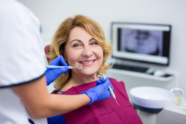 Porträt einer gut gelaunten Patientin in einer Zahnklinik - Foto, Bild