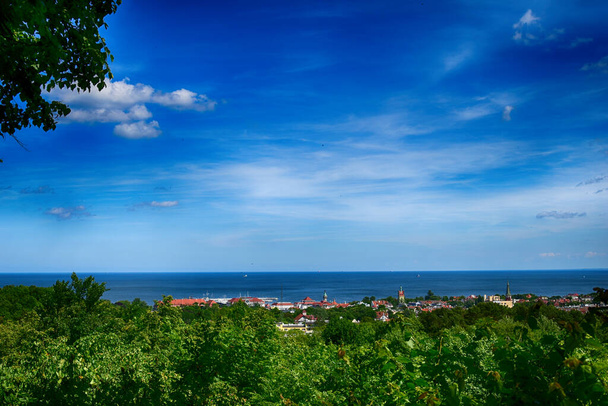 krásný barevný výhled z vyhlídkového místa jarního města Sopot v Polsku a Baltském moři - Fotografie, Obrázek
