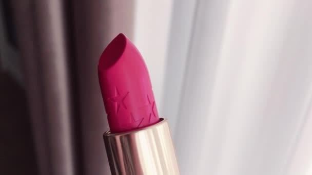 Růžová rtěnka ve zlaté tubě jako luxusní kosmetický výrobek, make-up a krása - Záběry, video