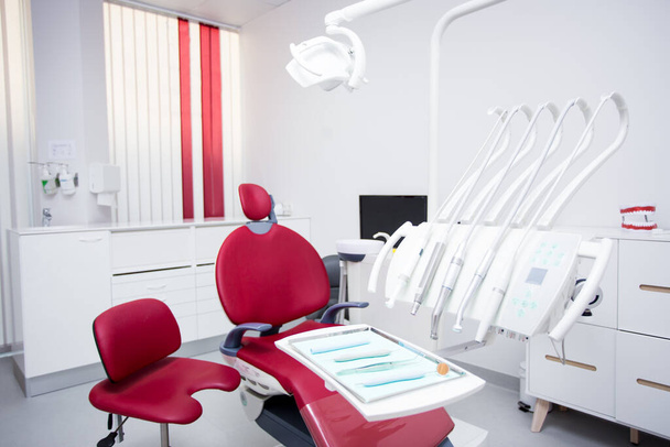 Modern ekipmanlı, parlak diş sağlığı kliniği. - Fotoğraf, Görsel