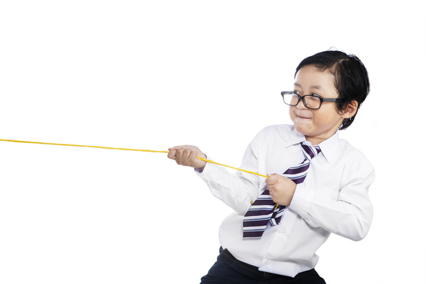 Child pulling a rope - Foto, Bild
