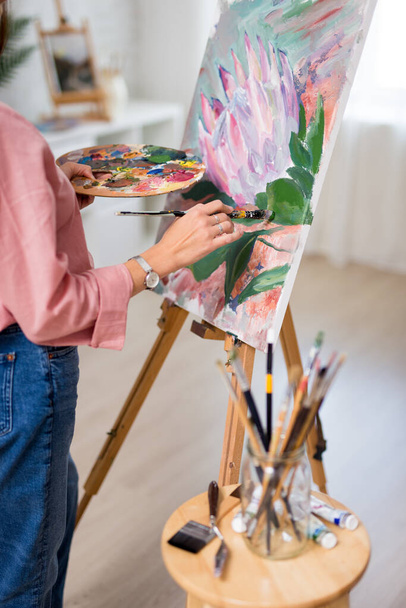 taide, luovuus ja inspiraation käsite - lähikuva naisten käsien maalaus kotona tai studiossa - Valokuva, kuva